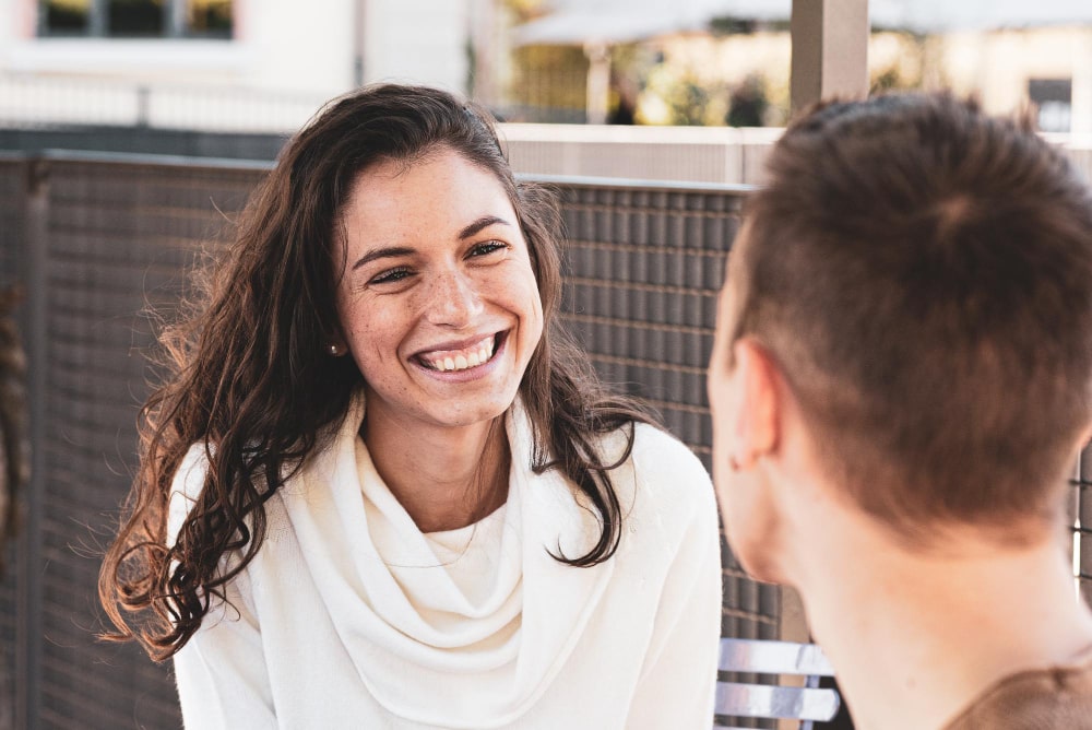 Femme rigole avec un homme