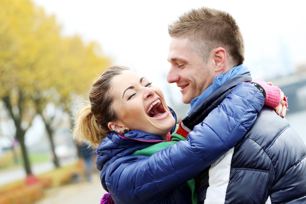 Femme rigole avec un homme