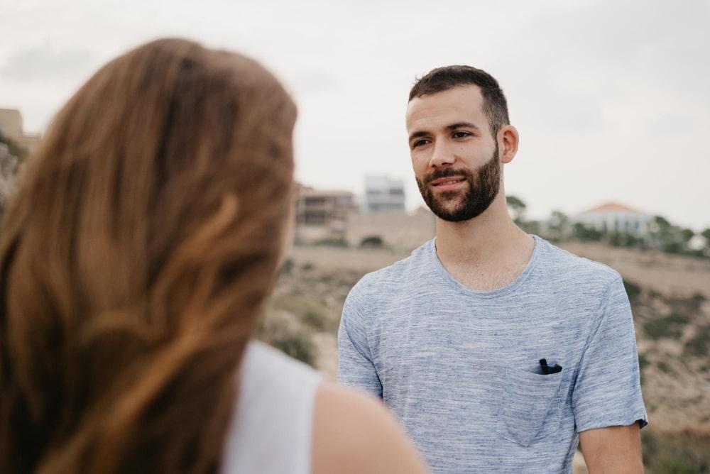 homme regarde une autre femme