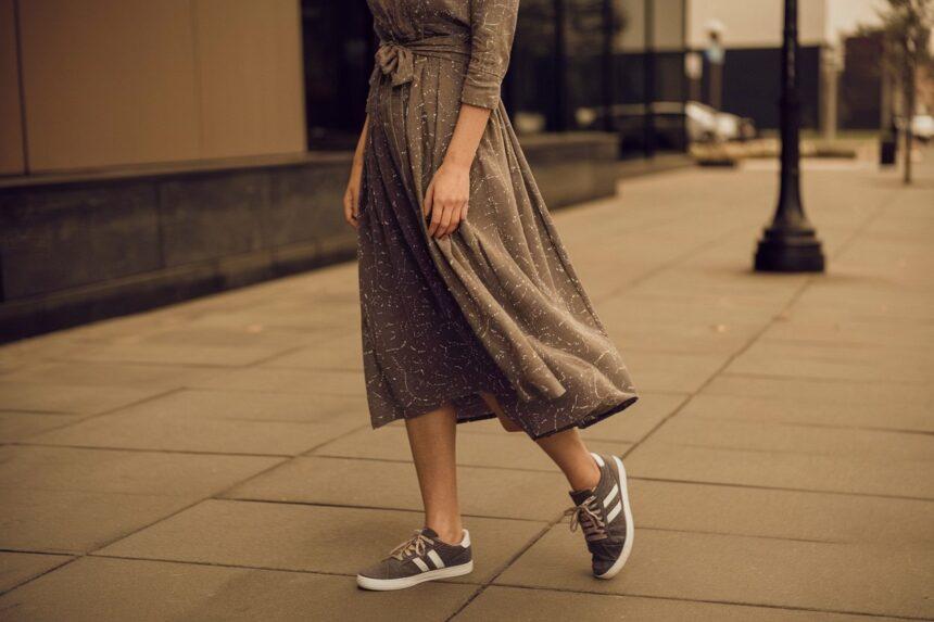 femme avec une robe et des baskets 4