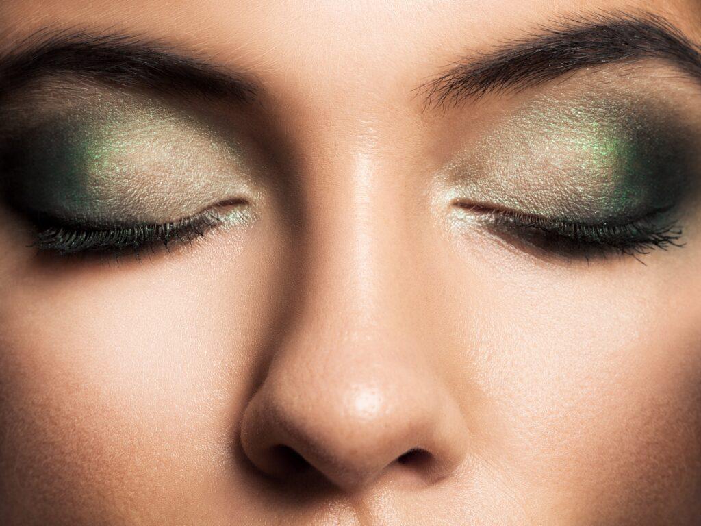 Image illustrant Illustration pour Le maquillage des yeux : techniques et astuces professionnelles dans le contexte de Illustration pour Le maquillage des yeux : techniques et astuces professionnelles