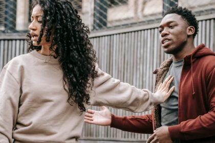 découvrez l'importance de la communication émotionnelle dans vos relations personnelles et professionnelles. apprenez à exprimer vos émotions, à écouter activement et à créer des liens authentiques grâce à des techniques éprouvées qui renforcent l'empathie et la compréhension mutuelle.