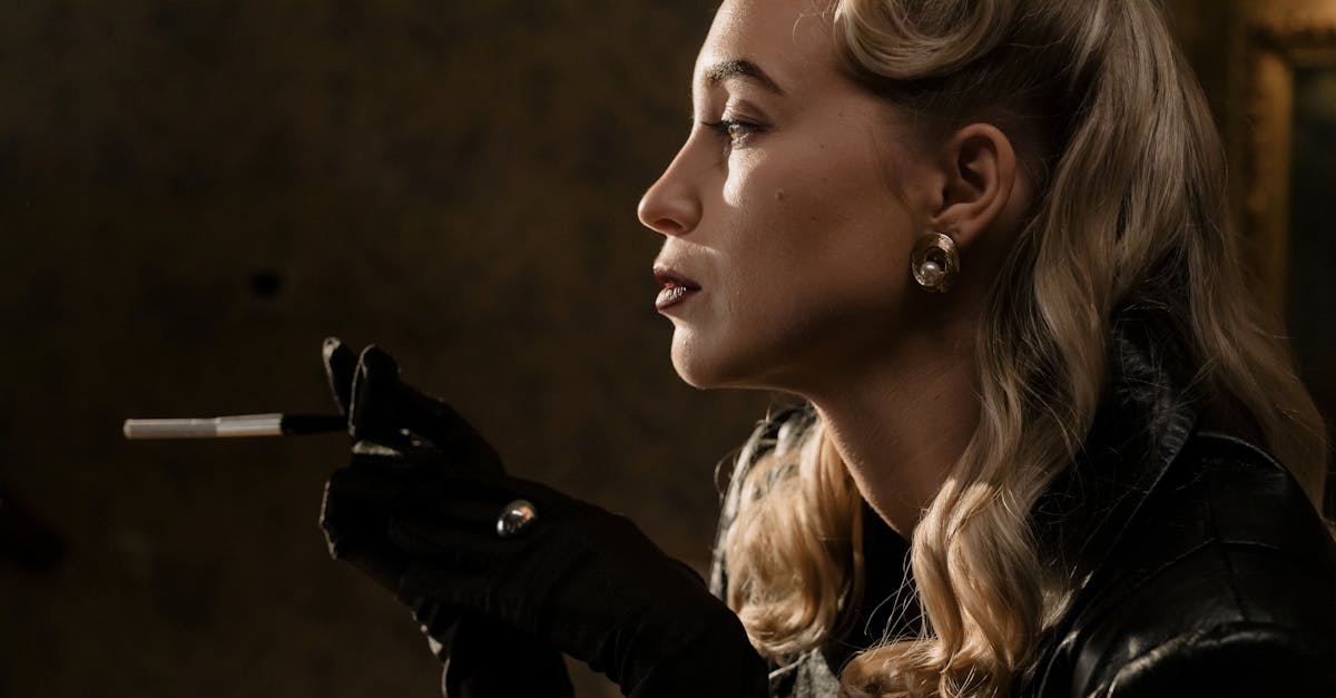 découvrez l'univers fascinant de la femme fatale, symbole de mystère et de pouvoir. explorez ses caractéristiques captivantes, son allure envoûtante et son influence dans la culture, la littérature et le cinéma. plongez dans le charme irrésistible de ces héroïnes audacieuses et séduisantes.
