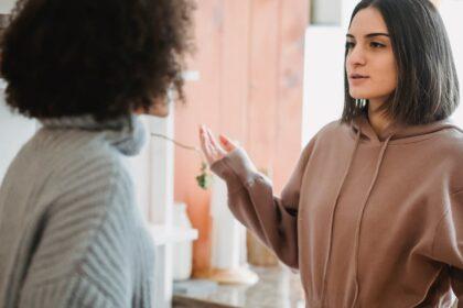 découvrez des comportements irritants qui peuvent nuire à vos relations et à votre bien-être. apprenez à les identifier et à les gérer pour améliorer votre quotidien.