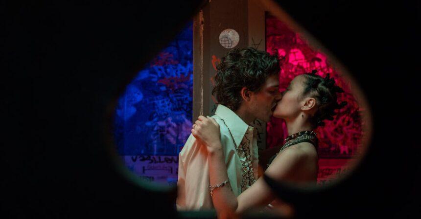 découvrez l'art de la séduction avec nos conseils et astuces pour charmer et intriguer. apprenez à captiver l'attention de ceux qui vous entourent et à exprimer votre charme naturel.