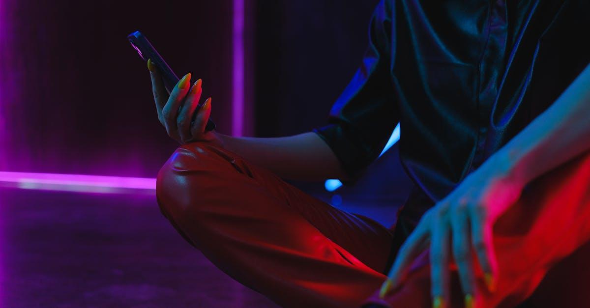 découvrez tout ce qu'il faut savoir sur les sms : histoire, fonctionnement, astuces d'utilisation et impact sur notre communication quotidienne. restez connecté en apprenant à maîtriser l'art du message texte !