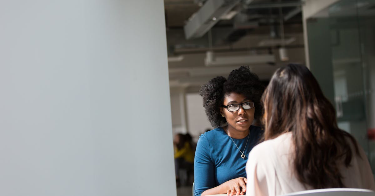 découvrez l'art de la conversation : stratégies, astuces et techniques pour engager des discussions enrichissantes et captivantes. améliorez vos compétences en communication et apprenez à écouter vraiment pour créer des connexions authentiques.