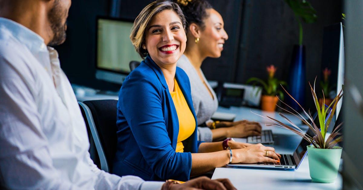découvrez l'art de la conversation : astuces, techniques et conseils pour enrichir vos échanges quotidiens et développer des relations authentiques. apprenez à écouter, poser des questions pertinentes et à engager des discussions captivantes.