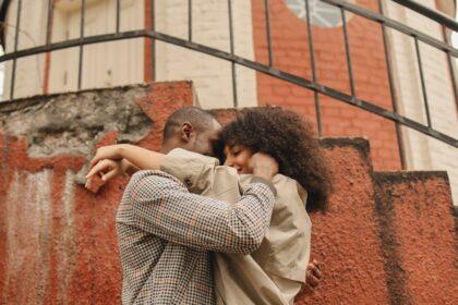 découvrez les multiples facettes de l'amour naissant dans notre exploration captivante de 'falling in love'. plongez dans une histoire touchante pleine d'émotions, de passion et de moments inoubliables. laissez-vous séduire par les récits de rencontres magiques et des liens profonds qui se tissent au fil du temps.