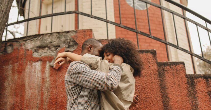 découvrez les multiples facettes de l'amour naissant dans notre exploration captivante de 'falling in love'. plongez dans une histoire touchante pleine d'émotions, de passion et de moments inoubliables. laissez-vous séduire par les récits de rencontres magiques et des liens profonds qui se tissent au fil du temps.