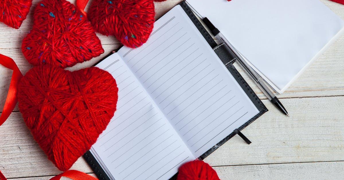 découvrez l'univers captivant de l'amour au bureau dans 'office romance'. plongez dans des histoires passionnantes et des intrigues romantiques qui se déroulent sur le lieu de travail, où les émotions et les carrières s'entremêlent. laissez-vous séduire par des personnages charmants et des situations délicates qui font de chaque journée au bureau une aventure unique.
