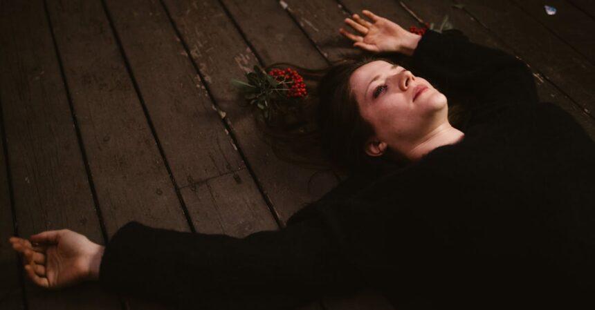 découvrez les signes des relations toxiques et apprenez à les identifier pour retrouver votre bien-être. explorez des conseils pratiques pour vous sortir de ces situations nocives et construire des relations saines.