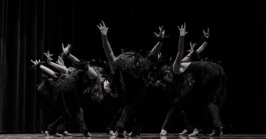 découvrez l'art du langage corporel : apprenez à décoder les gestes, expressions et postures pour améliorer vos interactions et comprendre les émotions des autres.