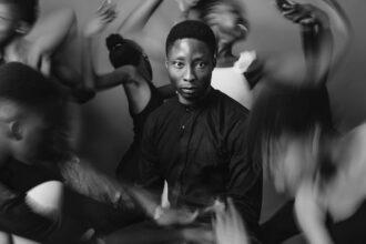 découvrez l'art du charisme : améliorez votre confiance en vous, établissez des connexions authentiques et inspirez les autres grâce à des techniques éprouvées. apprenez à rayonner dans vos interactions personnelles et professionnelles.