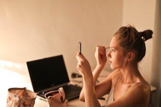 découvrez l'univers du makeup avec nos astuces, conseils et tendances pour sublimer votre beauté. que vous soyez débutant ou expert, trouvez l'inspiration pour exprimer votre style unique grâce à nos tutoriels et revues de produits.