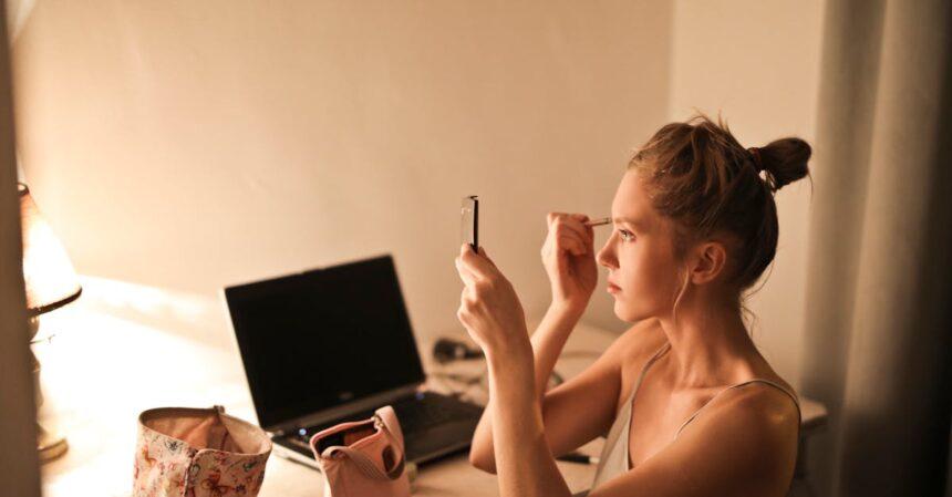 découvrez l'univers du makeup avec nos astuces, conseils et tendances pour sublimer votre beauté. que vous soyez débutant ou expert, trouvez l'inspiration pour exprimer votre style unique grâce à nos tutoriels et revues de produits.