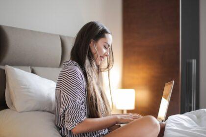 découvrez le monde du dating en ligne : rencontrez des célibataires, échangez des messages et trouvez l'amour depuis le confort de votre maison. inscrivez-vous dès aujourd'hui et commencez votre voyage romantique !