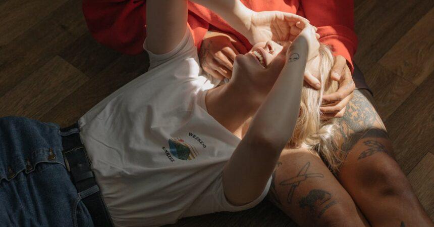 découvrez l'art de l'amitié romantique, un lien unique alliant complicité et tendresse sans les contraintes d'une relation amoureuse. explorez les nuances de cette connexion authentique où les émotions et l'affection s'épanouissent.