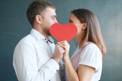 découvrez des façons créatives et amusantes pour flirter avec un homme par sms et susciter son intérêt avec des messages captivants et originaux.