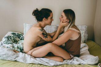 découvrez des techniques efficaces pour améliorer et explorer l'orgasme féminin, avec des conseils pratiques pour une meilleure intimité et plaisir.