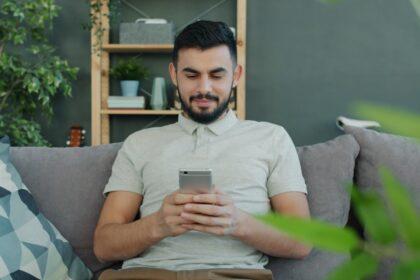 découvrez l'impact de la consommation de porno par les hommes sur les relations de couple, ses effets sur la communication et la confiance, ainsi que des conseils pour mieux gérer cette dynamique.