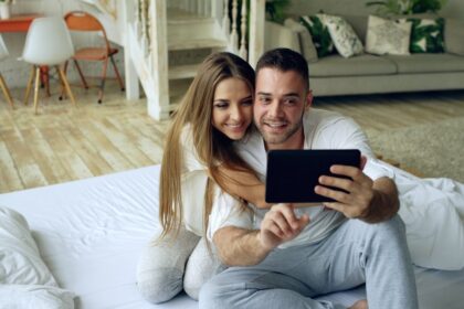 découvrez comment cultiver l'intimité en ligne grâce à des conseils pratiques et des outils pour renforcer la connexion émotionnelle à distance.