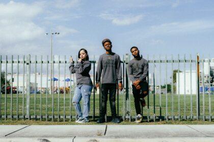 découvrez le portrait puissant d'une femme rebelle qui défie les normes et inspire le changement avec passion et courage.