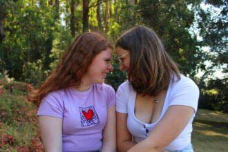 découvrez ce qu'est l'asexualité, une orientation sexuelle caractérisée par l'absence d'attirance sexuelle, et explorez les expériences et identités des personnes asexuelles.