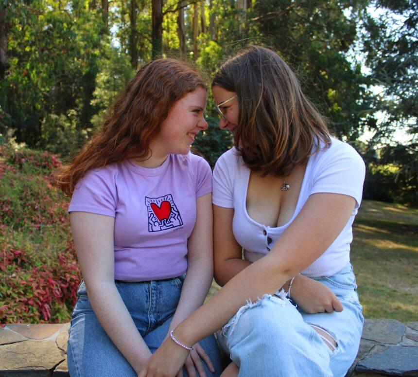 découvrez ce qu'est l'asexualité, une orientation sexuelle caractérisée par l'absence d'attirance sexuelle, et explorez les expériences et identités des personnes asexuelles.