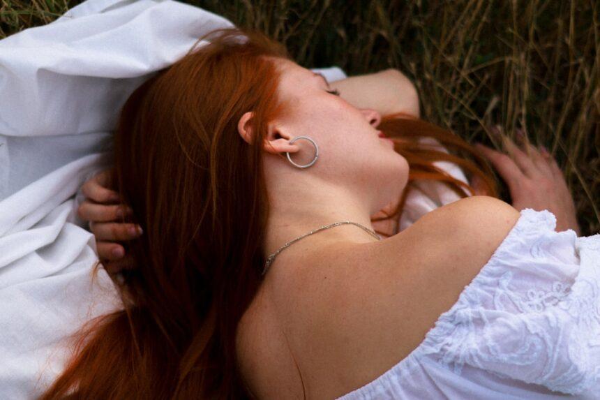 découvrez les positions de sommeil intimes pour renforcer la connexion et améliorer la qualité du repos en couple.