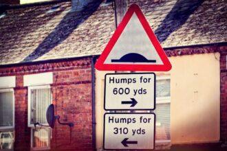 découvrez les signes qui montrent qu'un homme est attiré. apprenez à reconnaître ses gestes, son langage corporel et ses comportements révélateurs.