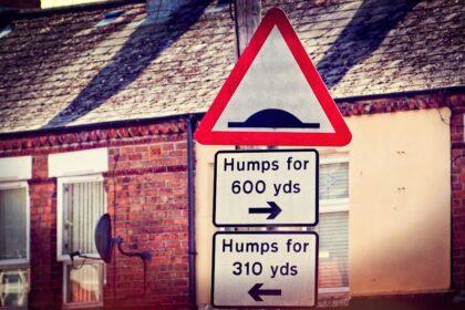 découvrez les signes qui montrent qu'un homme est attiré. apprenez à reconnaître ses gestes, son langage corporel et ses comportements révélateurs.