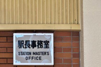 découvrez les signes indiquant qu'un collègue est attiré par vous au travail, afin de mieux comprendre ses comportements et intentions.