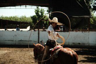 découvrez tout ce qu'il faut savoir sur la position cowboy, une posture populaire et emblématique dans divers contextes. conseils, avantages et astuces pour maîtriser cette position avec aisance.