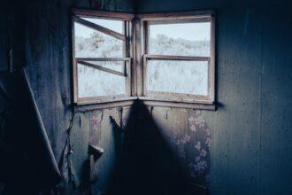 découvrez l'atmosphère mystérieuse et silencieuse des chambres désertes, où le temps semble suspendu et les souvenirs restent figés.