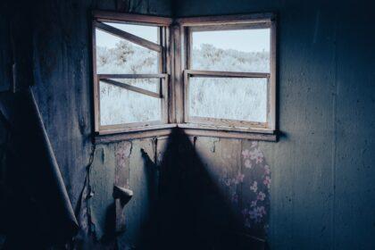 découvrez l'atmosphère mystérieuse et silencieuse des chambres désertes, où le temps semble suspendu et les souvenirs restent figés.