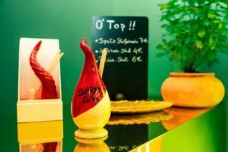 découvrez comment transformer des objets du quotidien en accessoires intimes pour pimenter votre vie privée en toute sécurité et créativité.