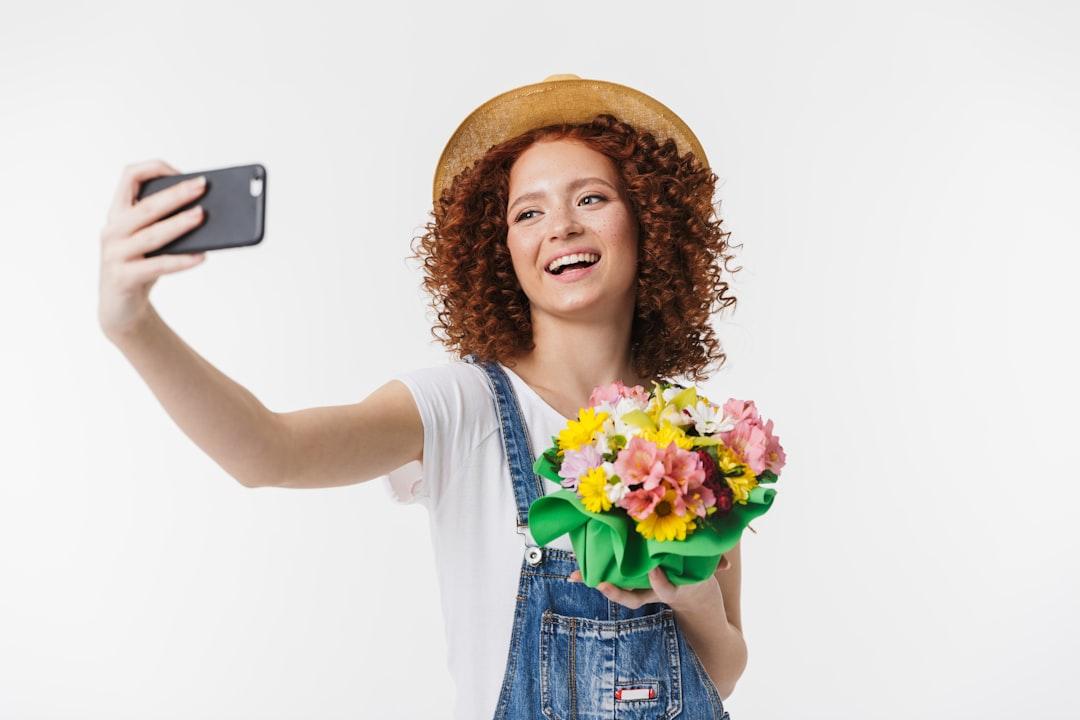 découvrez nos astuces glamour pour réussir vos selfies et capturer votre beauté sous son meilleur jour en toutes circonstances.