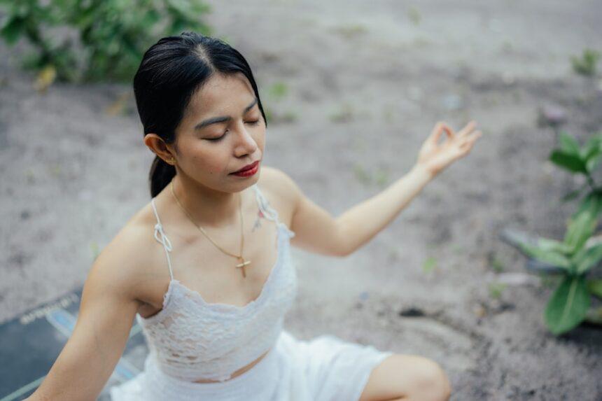 découvrez la posture du lotus, une position de méditation traditionnelle favorisant la concentration, la détente et l'équilibre du corps et de l'esprit.