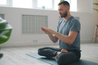 découvrez l'orgasmic meditation, une pratique de pleine conscience axée sur la connexion et la sensualité pour améliorer le bien-être émotionnel et physique.