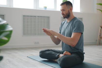 découvrez l'orgasmic meditation, une pratique de pleine conscience axée sur la connexion et la sensualité pour améliorer le bien-être émotionnel et physique.