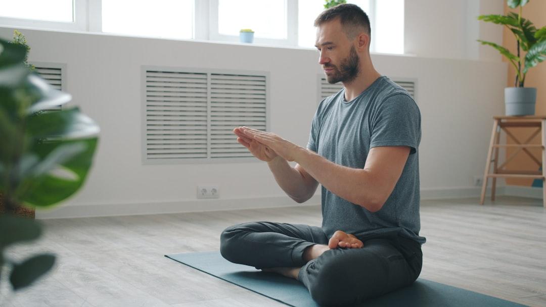 découvrez l'orgasmic meditation, une pratique de pleine conscience axée sur la connexion et la sensualité pour améliorer le bien-être émotionnel et physique.